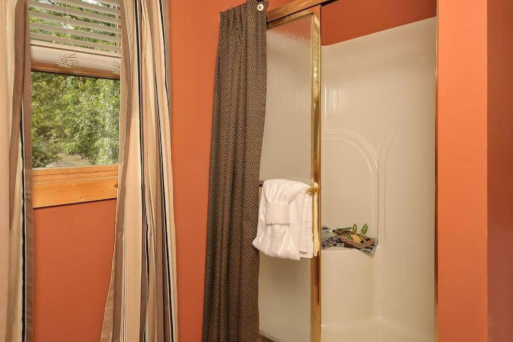 Smoky Mountain Splendor Two Third Acre 2 King Master Holiday home *