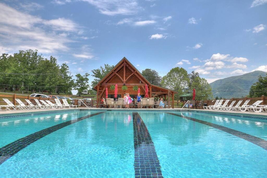 Smoky Mountain Splendor Two Third Acre 2 King Master * Pigeon Forge