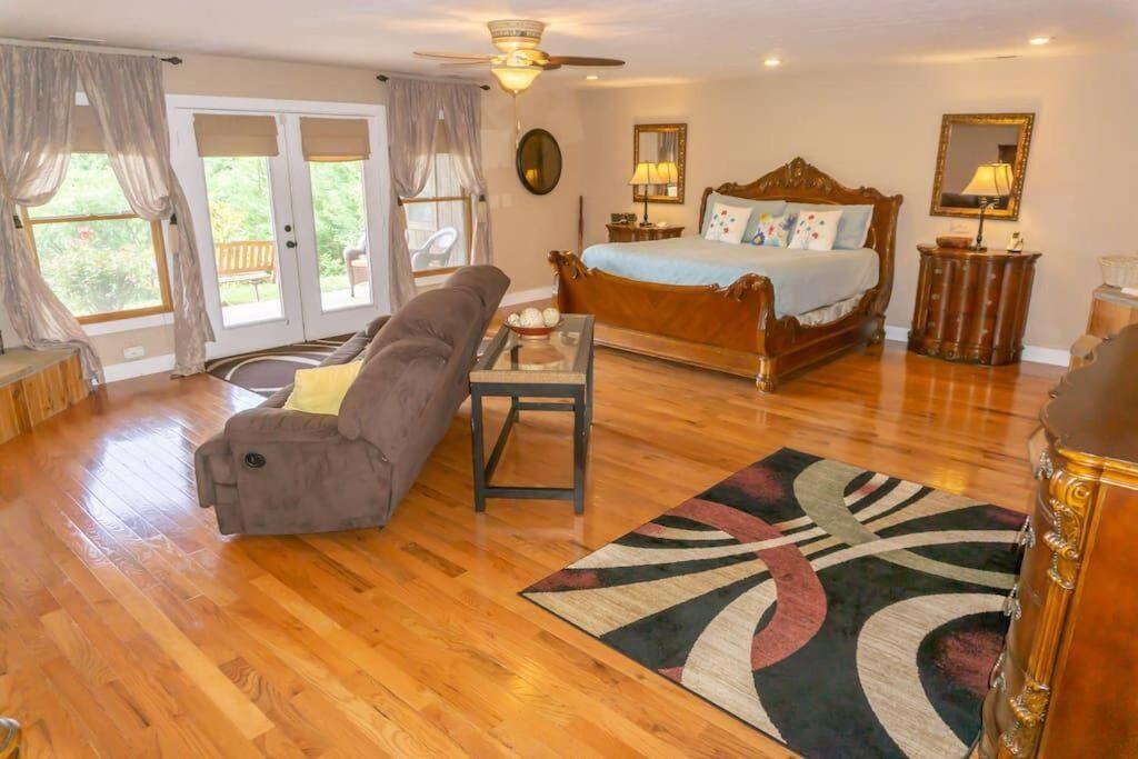 Smoky Mountain Splendor Two Third Acre 2 King Master Holiday home