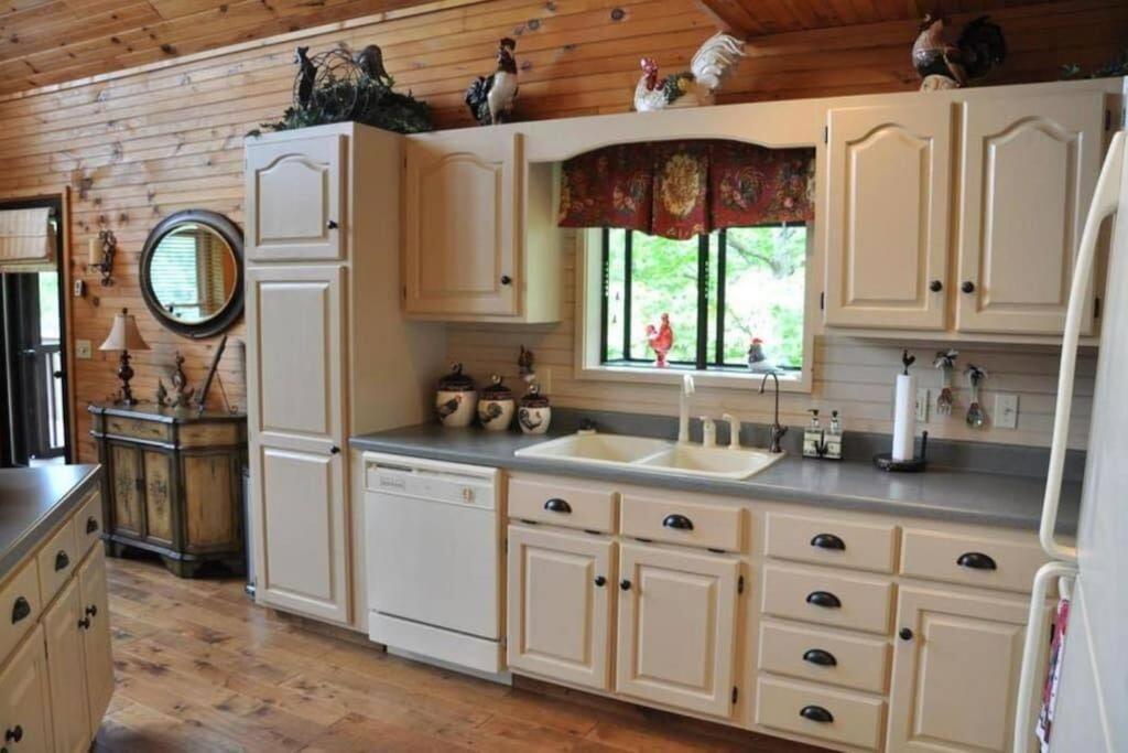 Smoky Mountain Splendor Two Third Acre 2 King Master Holiday home