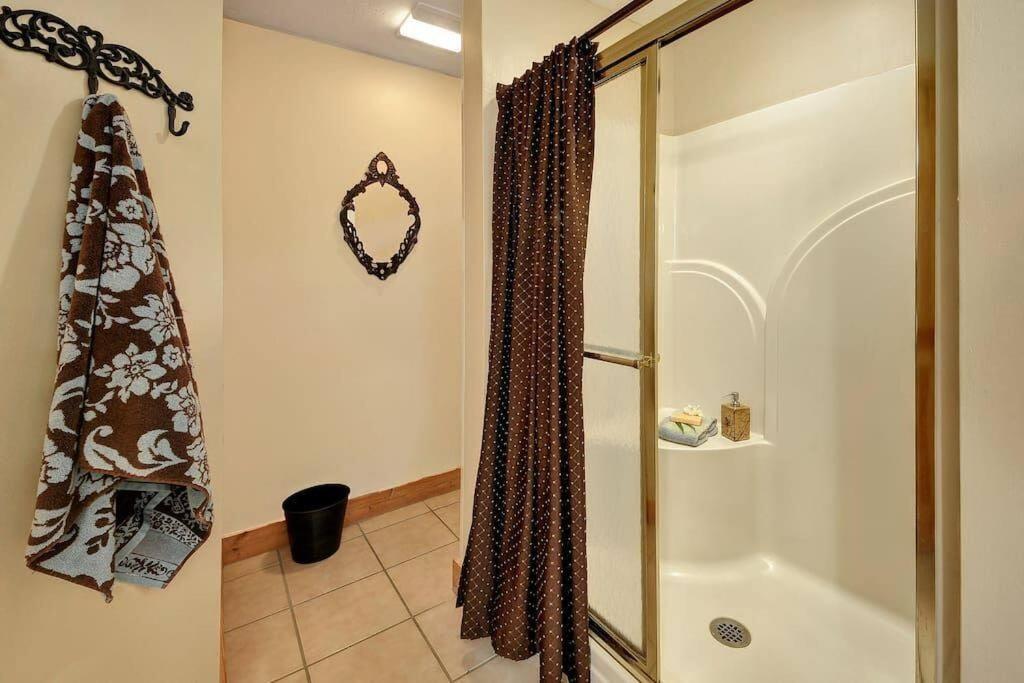 Smoky Mountain Splendor Two Third Acre 2 King Master Holiday home