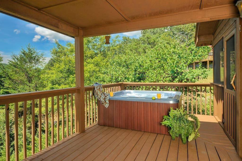 Smoky Mountain Splendor Two Third Acre 2 King Master Holiday home *