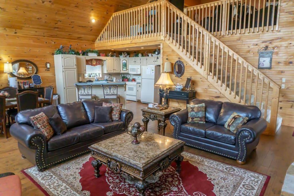 Smoky Mountain Splendor Two Third Acre 2 King Master * Pigeon Forge