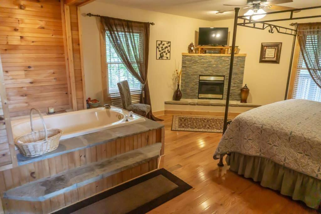 Smoky Mountain Splendor Two Third Acre 2 King Master
