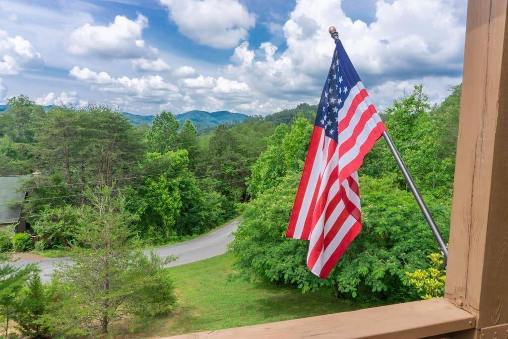 Smoky Mountain Splendor Two Third Acre 2 King Master Holiday home *