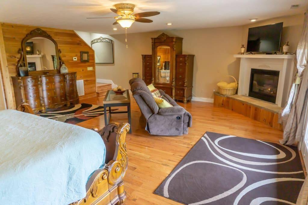 Smoky Mountain Splendor Two Third Acre 2 King Master Holiday home *