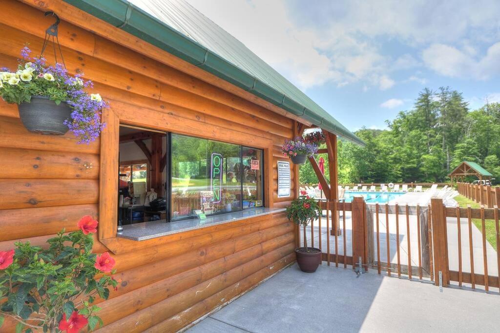Smoky Mountain Splendor Two Third Acre 2 King Master Holiday home *