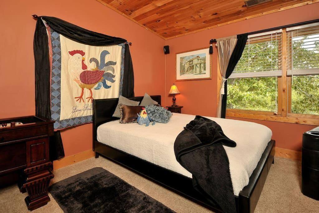 Smoky Mountain Splendor Two Third Acre 2 King Master Holiday home Pigeon Forge