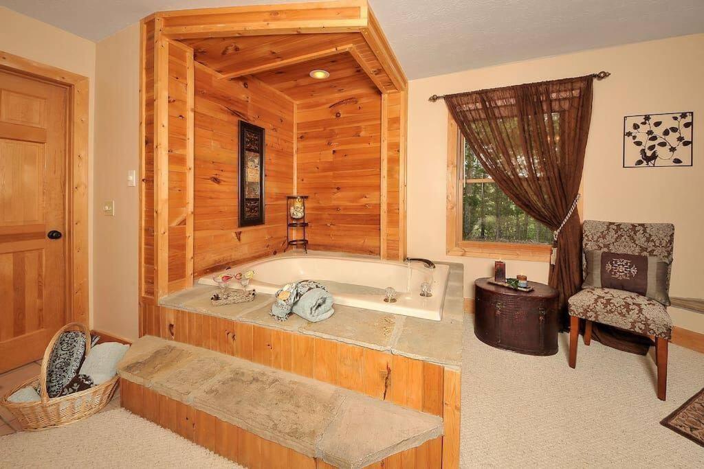 Smoky Mountain Splendor Two Third Acre 2 King Master Pigeon Forge
