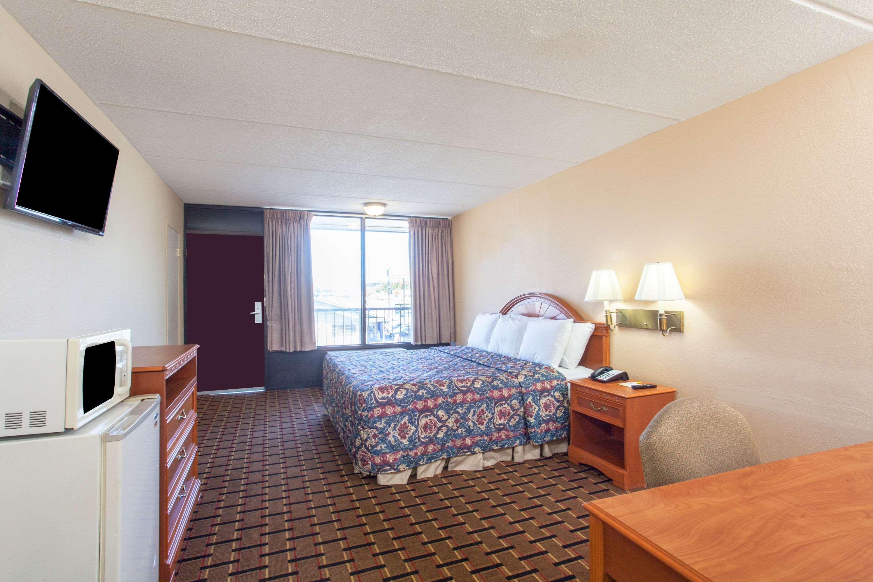 Hotel Clarion & Near The Leconte Center