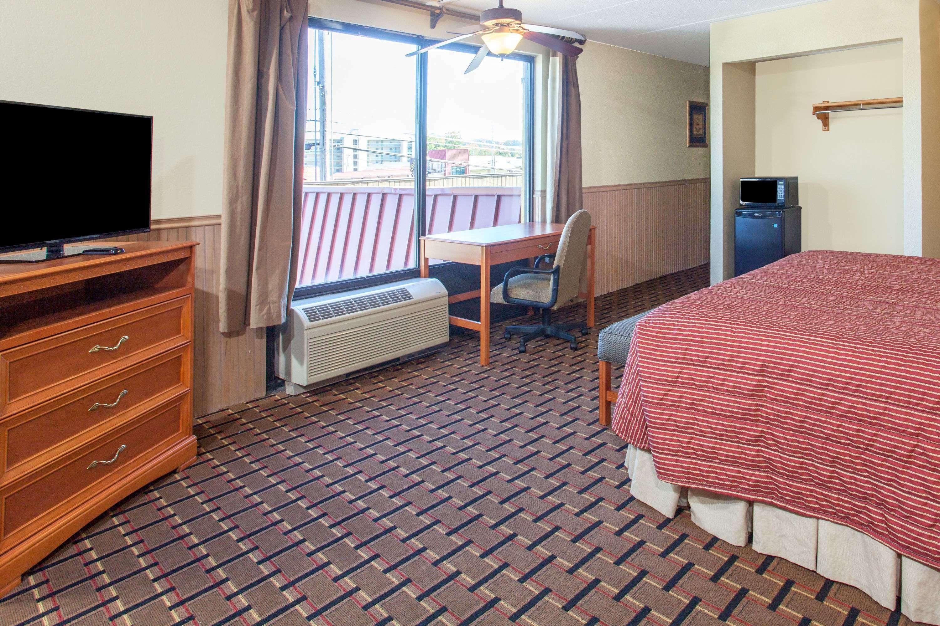 Hotel Clarion & Near The Leconte Center Pigeon Forge