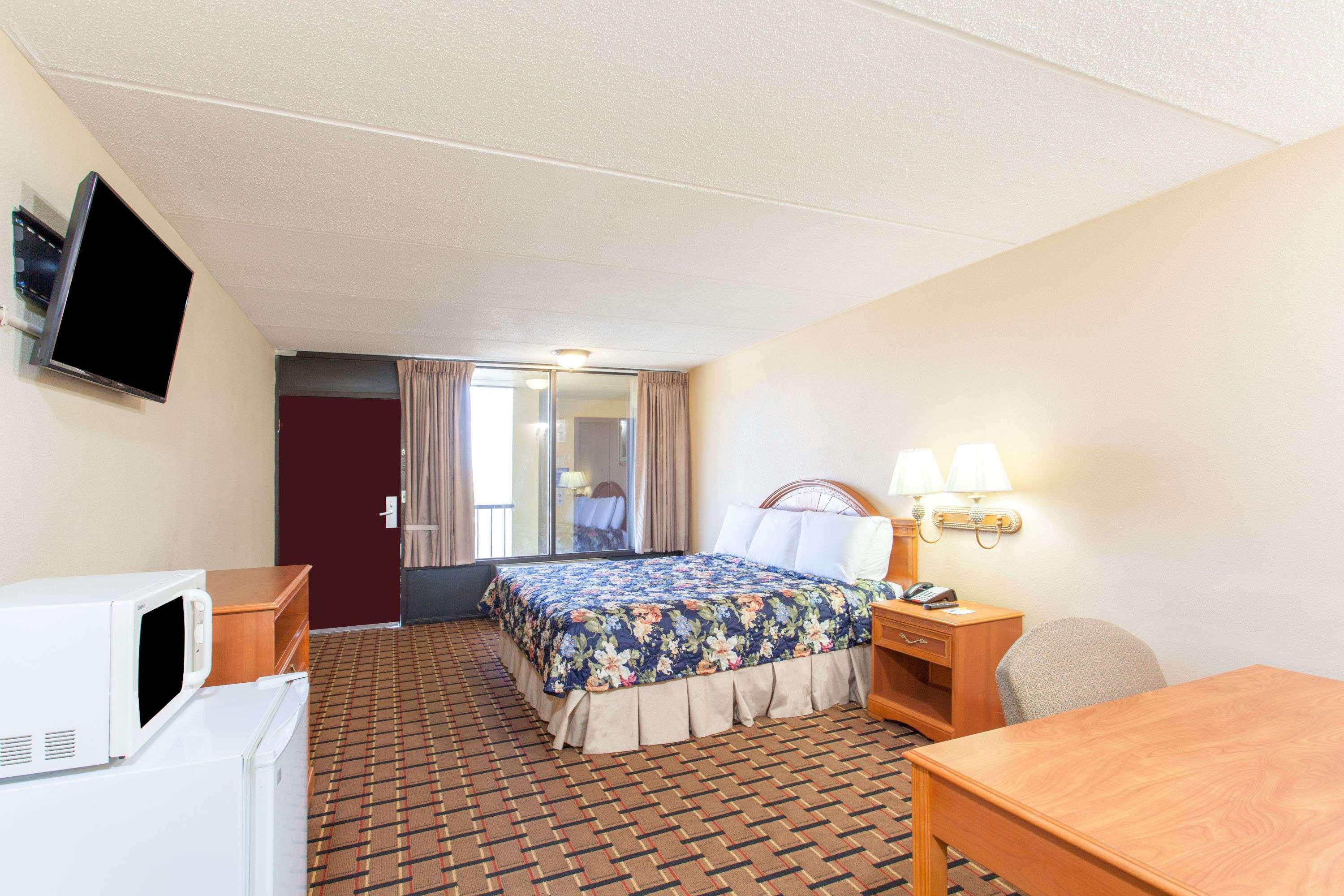 Hotel Clarion & Near The Leconte Center Pigeon Forge