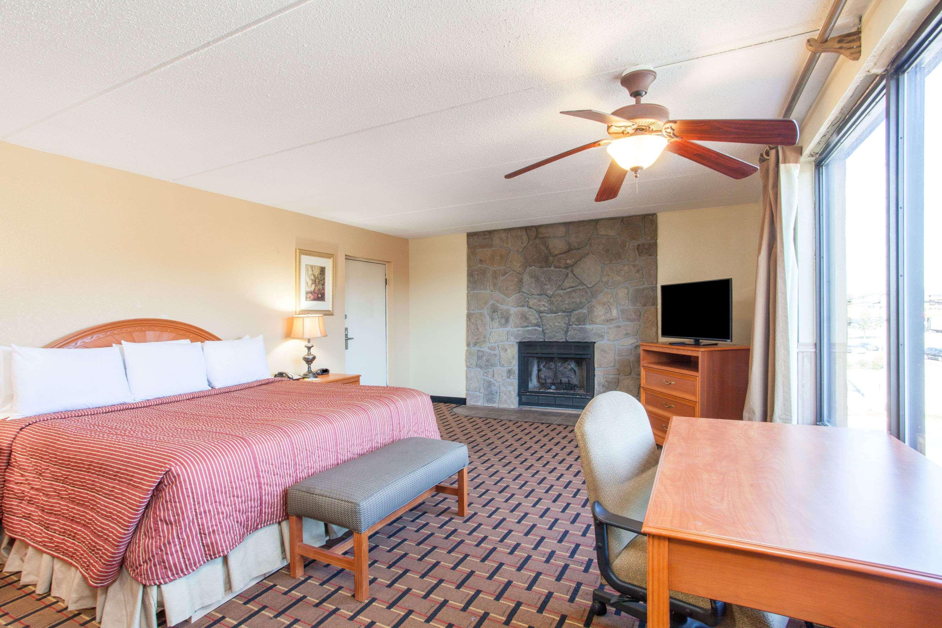 Clarion & Near The Leconte Center 2* Pigeon Forge