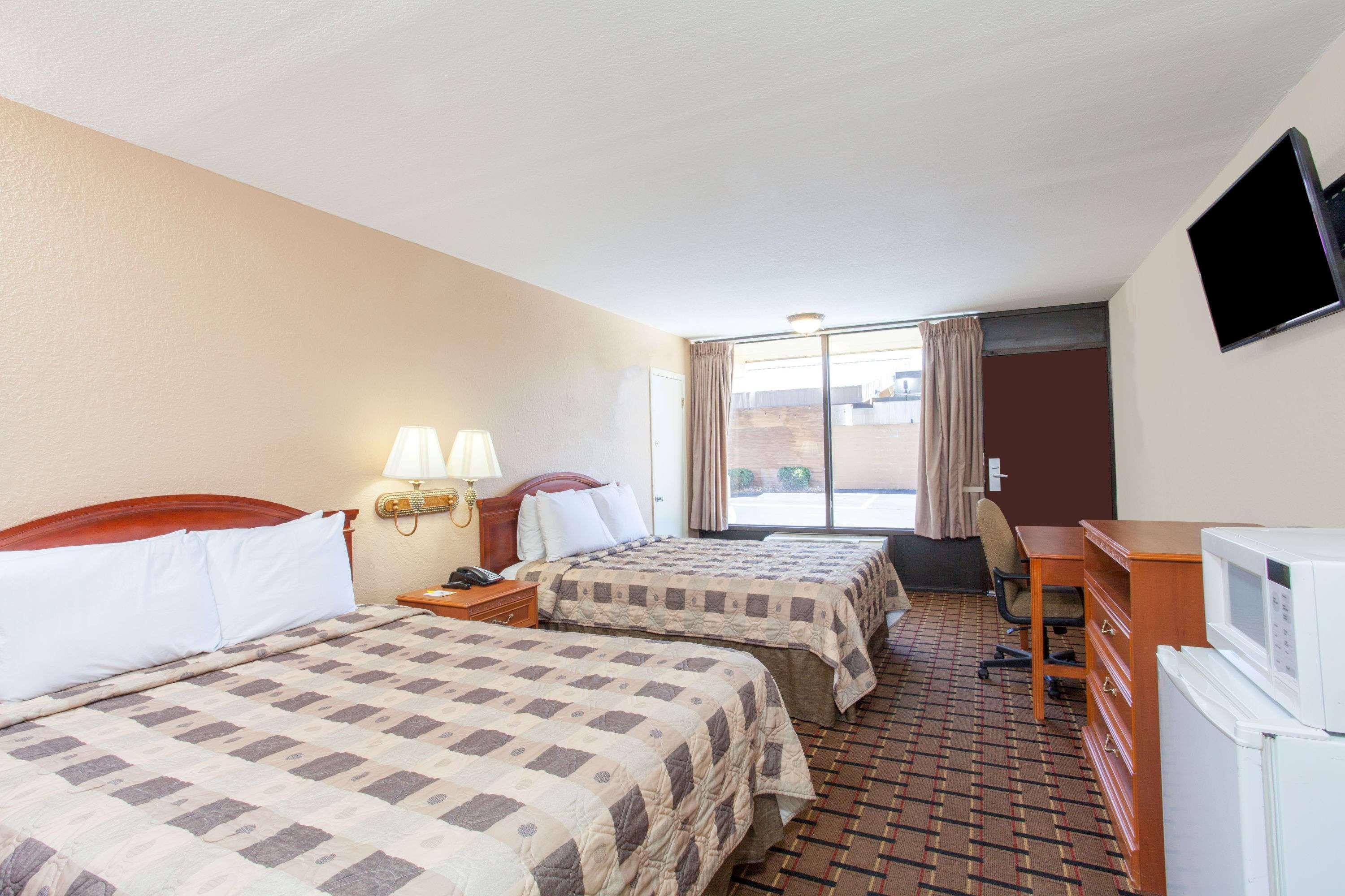 Hotel Clarion & Near The Leconte Center Pigeon Forge
