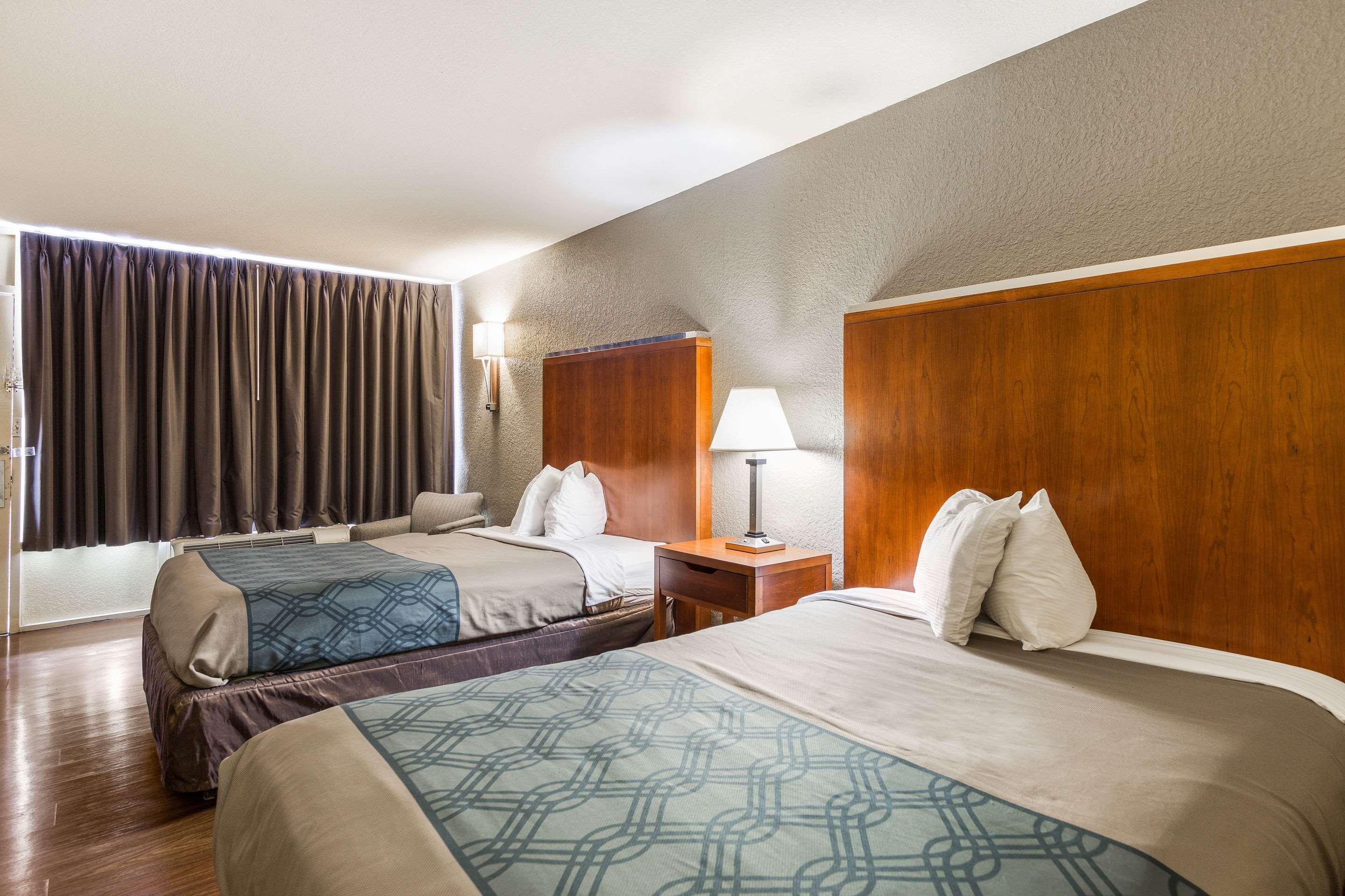 Econo Hotel 2*