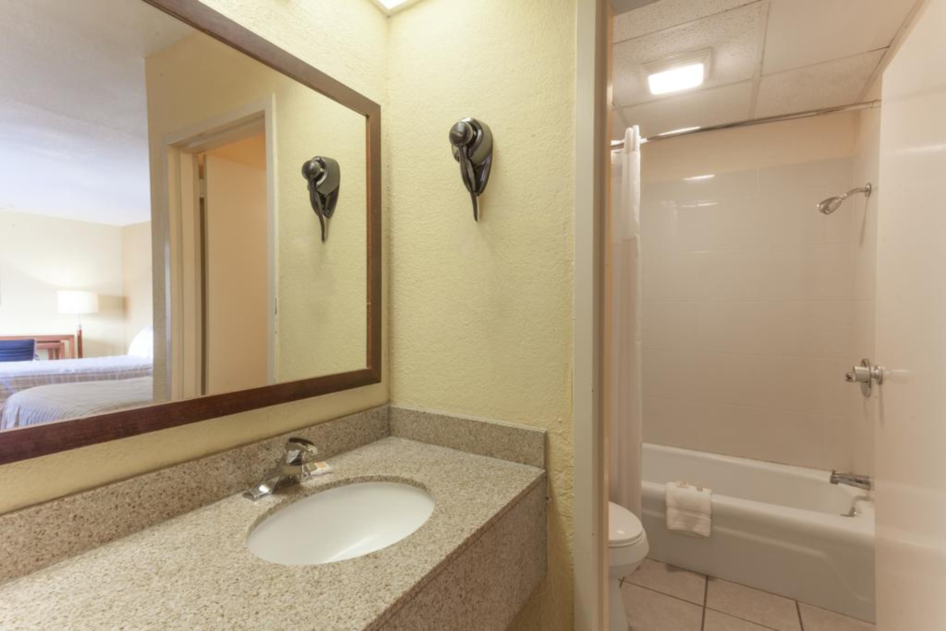Econo Hotel 2*