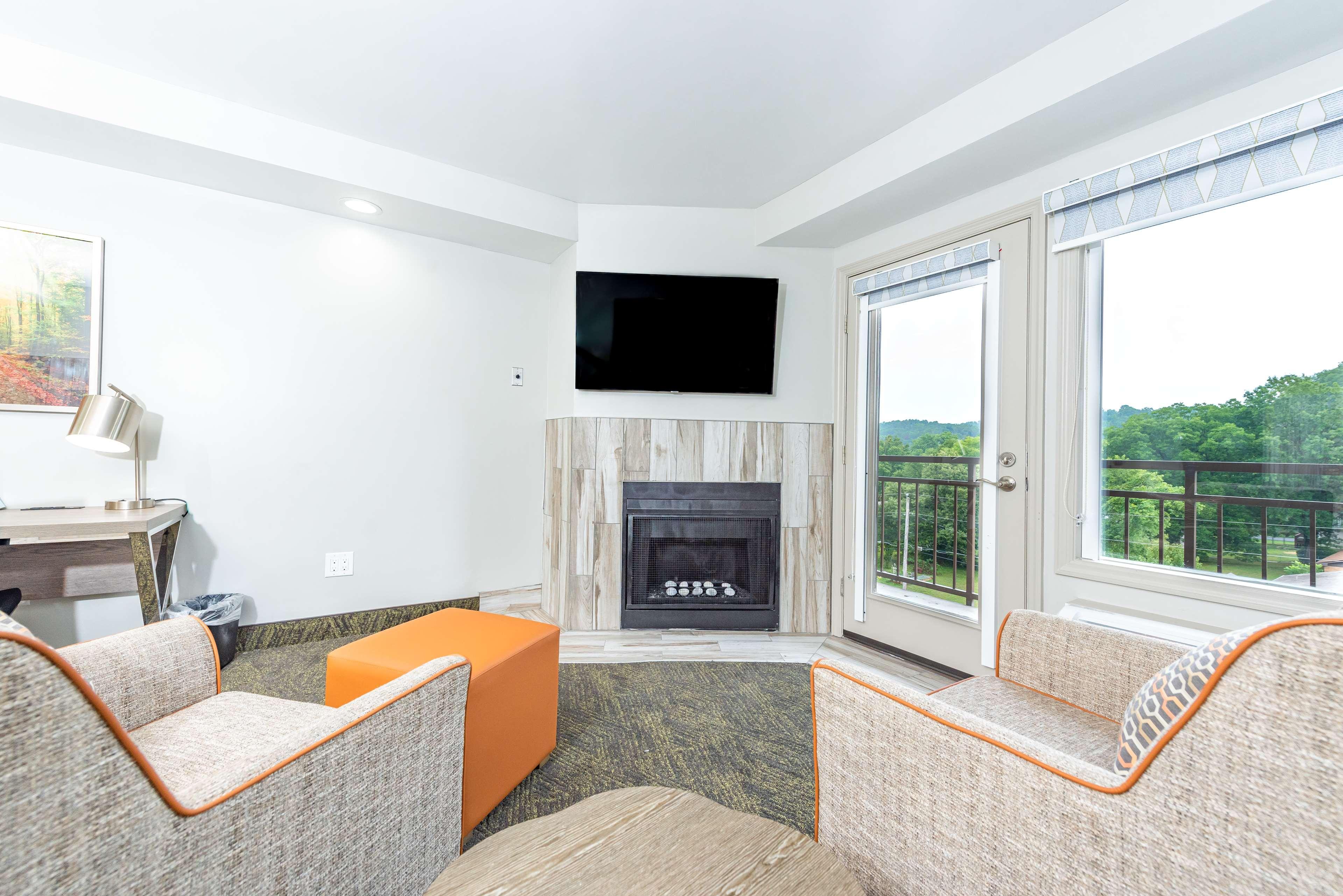 Western Apple Valley 3*
