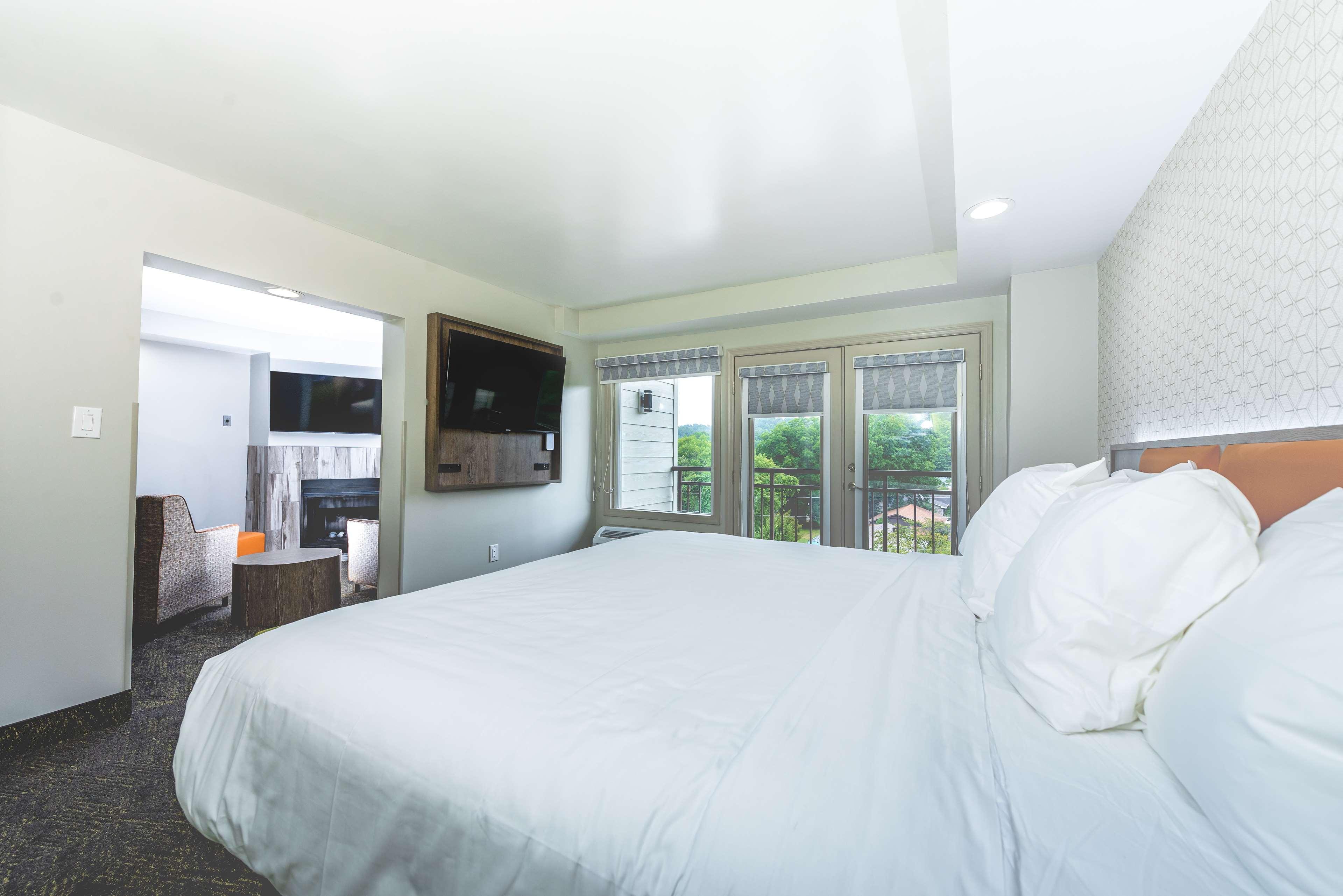 Western Apple Valley Hotel 3*