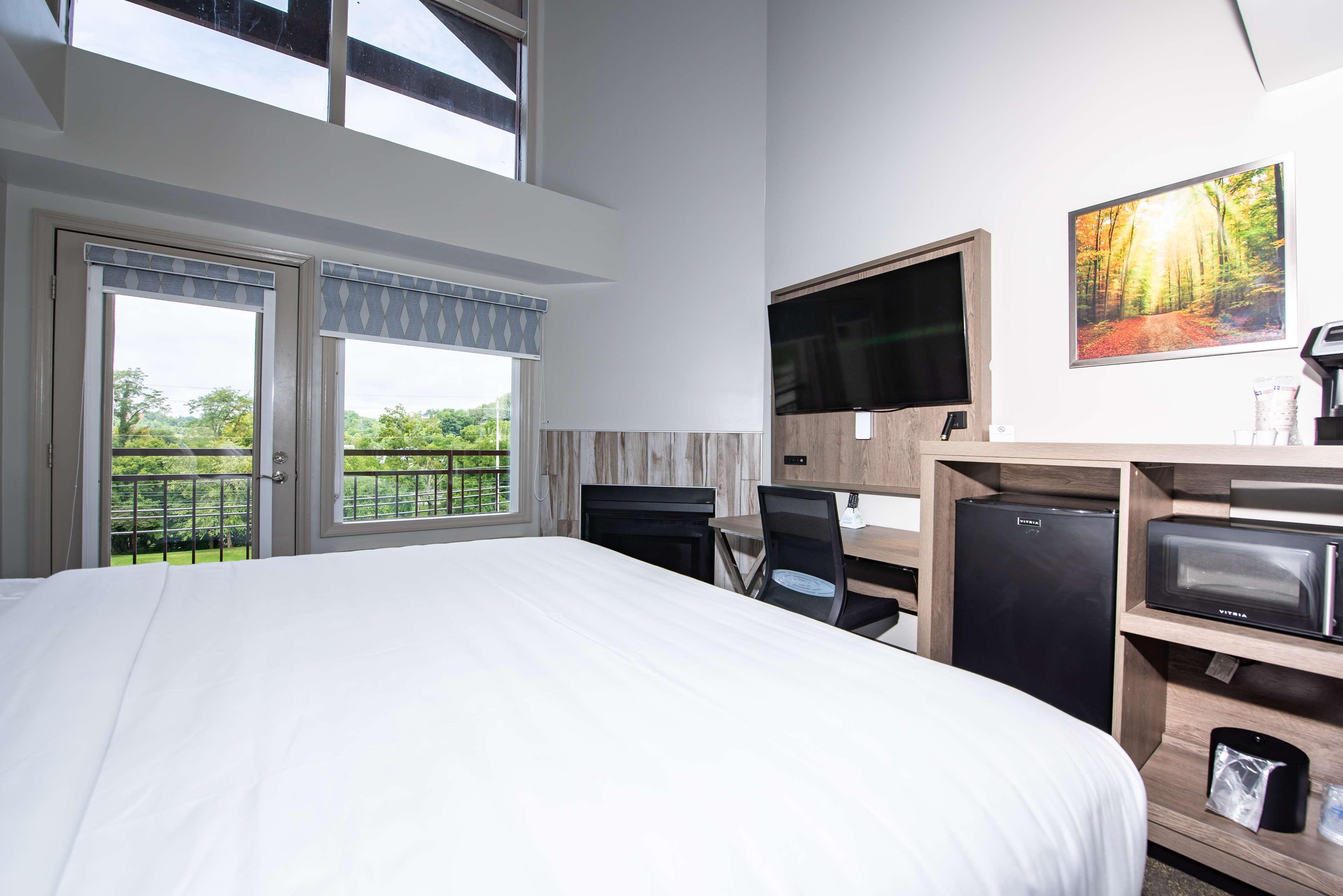 Western Apple Valley Hotel 3*