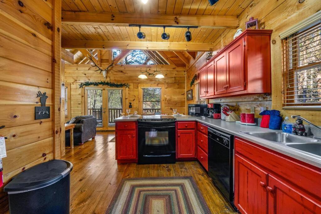 Charming Cabin W/ Hot Tub, Game Room, Location * Pigeon Forge