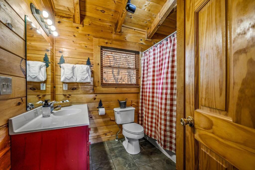 Charming Cabin W/ Hot Tub, Game Room, Location
