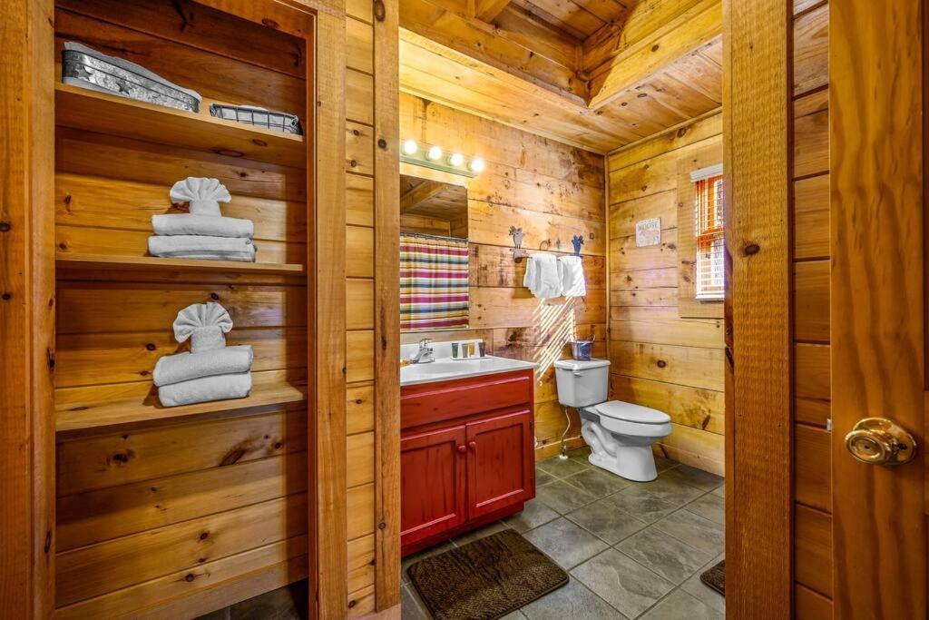 Chalet Charming Cabin W/ Hot Tub, Game Room, Location