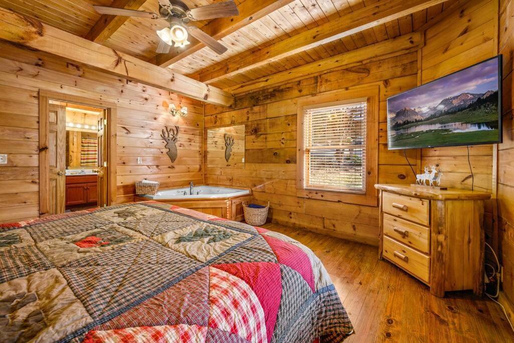 Charming Cabin W/ Hot Tub, Game Room, Location Chalet