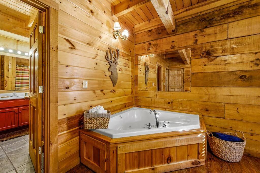 Charming Cabin W/ Hot Tub, Game Room, Location Chalet