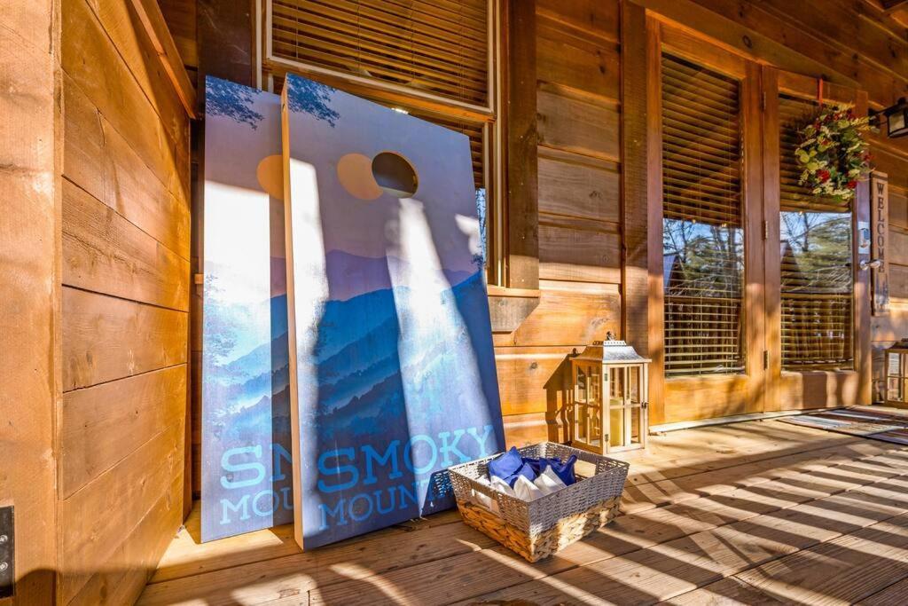 Charming Cabin W/ Hot Tub, Game Room, Location Chalet