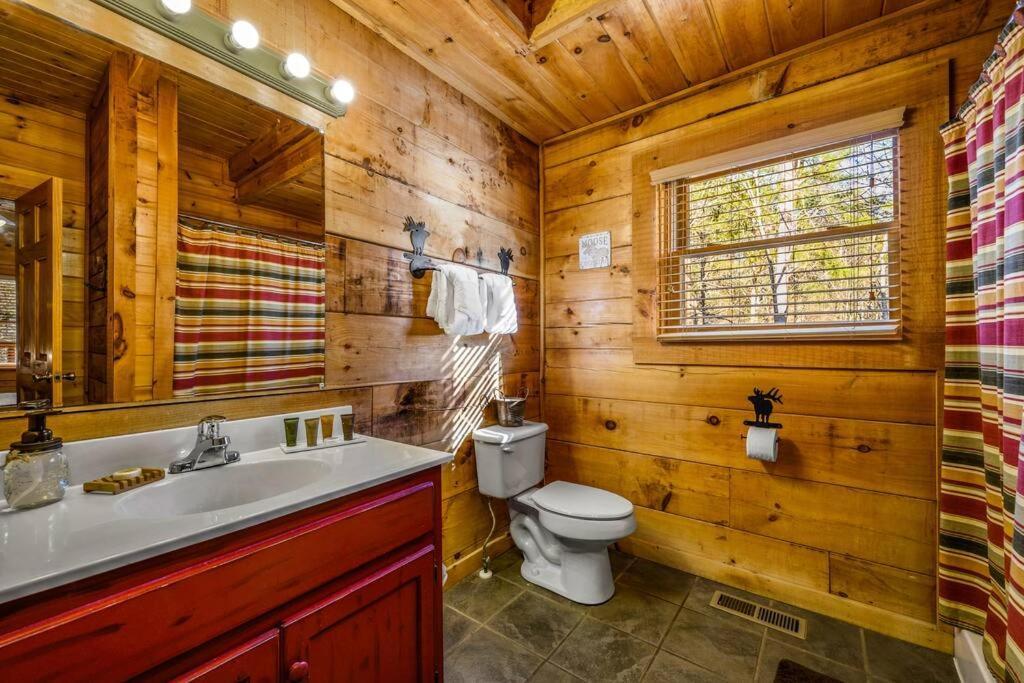 Chalet Charming Cabin W/ Hot Tub, Game Room, Location Pigeon Forge