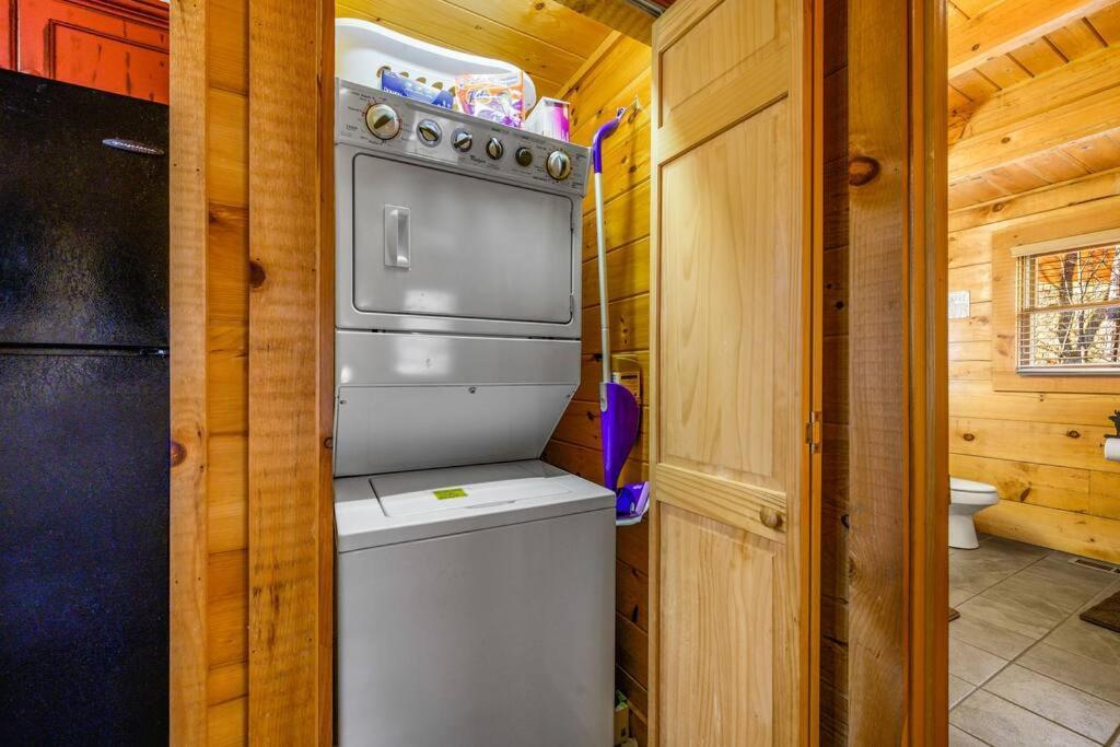 Charming Cabin W/ Hot Tub, Game Room, Location Chalet Pigeon Forge