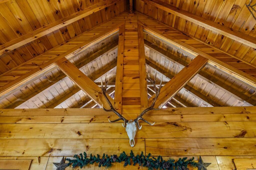 Charming Cabin W/ Hot Tub, Game Room, Location * Pigeon Forge