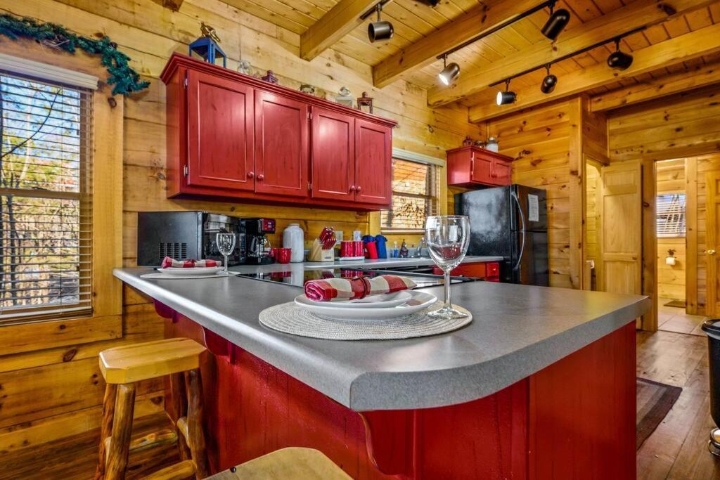 Chalet Charming Cabin W/ Hot Tub, Game Room, Location *