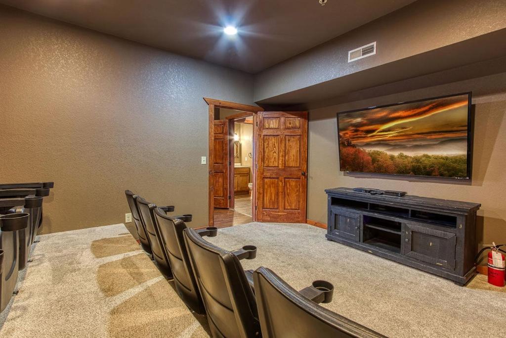 Mountain Splash, Private Pool, Theater Room, 1089 Free Tickets Each Paid Day, Dollywood And Holiday home Pigeon Forge