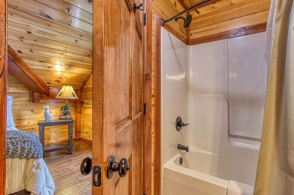 Mountain Splash, Private Pool, Theater Room, 1089 Free Tickets Each Paid Day, Dollywood And Holiday home Pigeon Forge