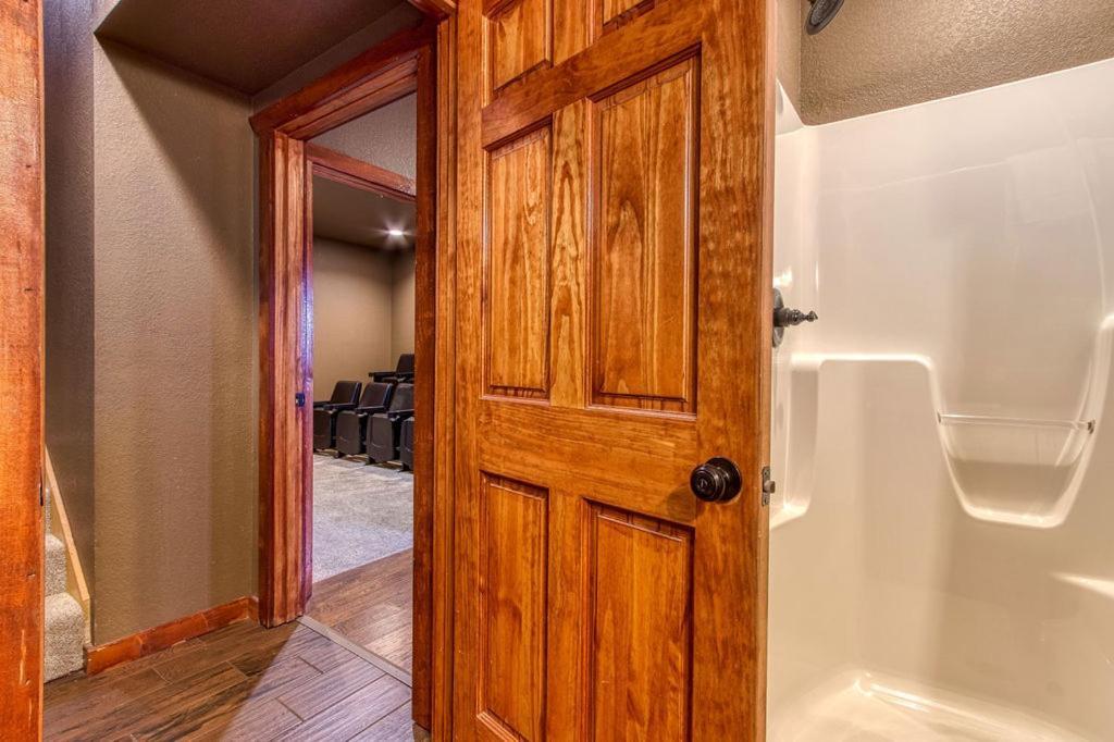 Mountain Splash, Private Pool, Theater Room, 1089 Free Tickets Each Paid Day, Dollywood And Holiday home
