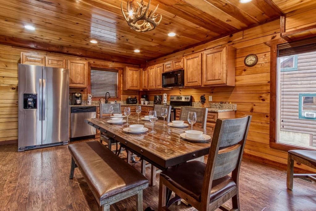 Mountain Splash, Private Pool, Theater Room, 1089 Free Tickets Each Paid Day, Dollywood And *