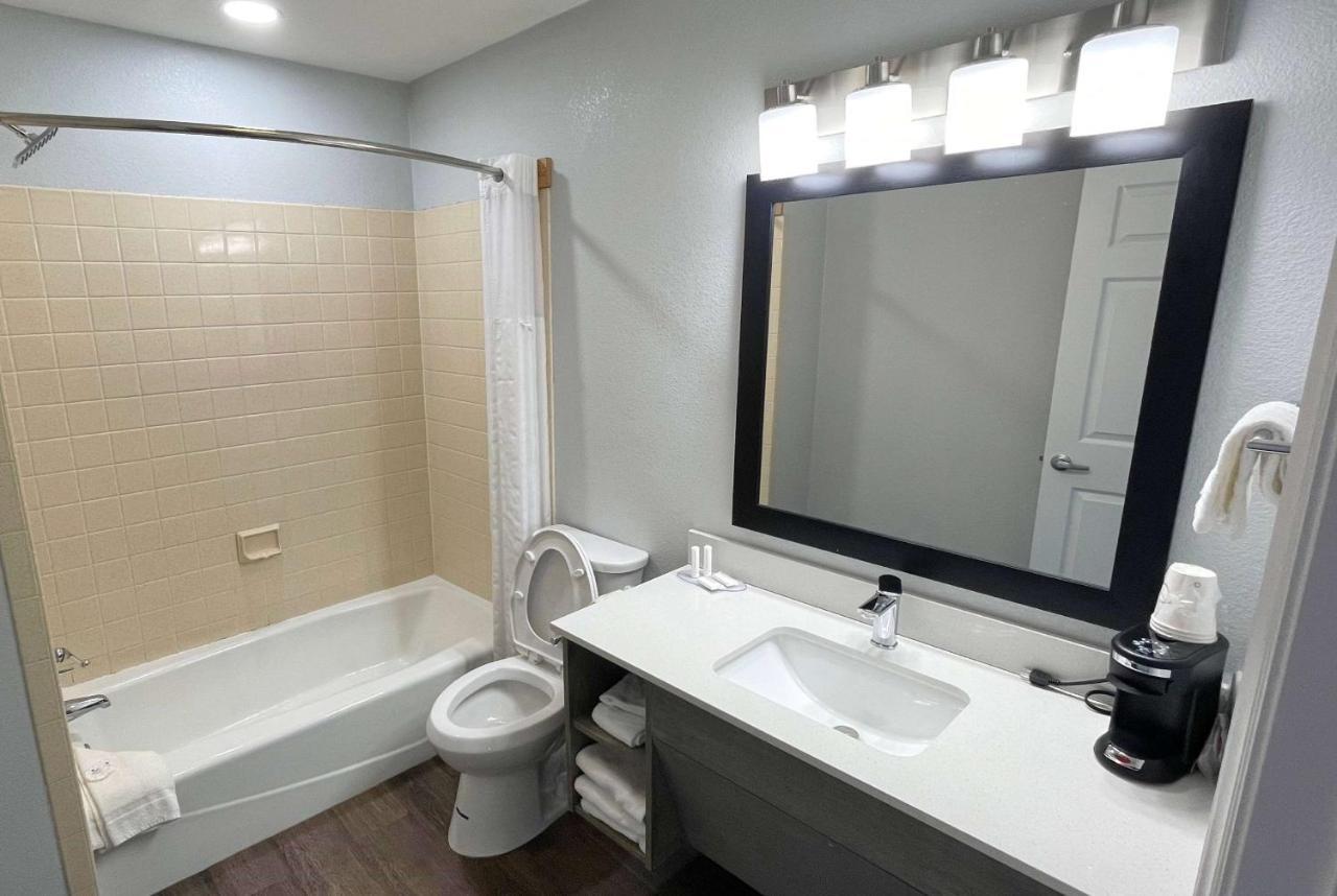 Travelodge By Wyndham Dollywood Lane 2*