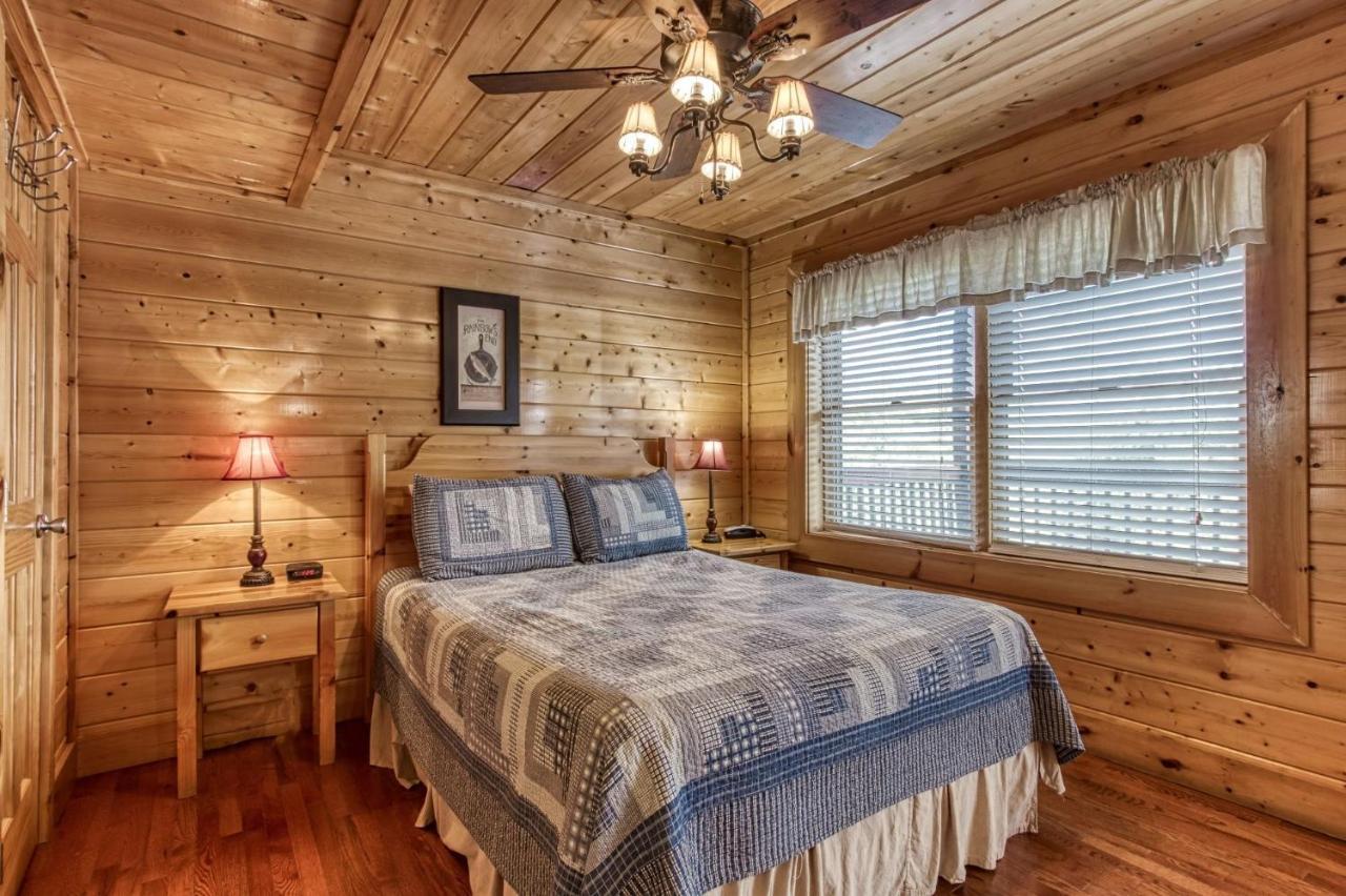 Holiday home Ern864 - The Cedars - Great Location! Close To The Action!