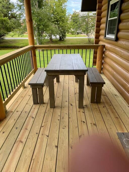 Creekside Hideaway - Real Log W/great Location Holiday home