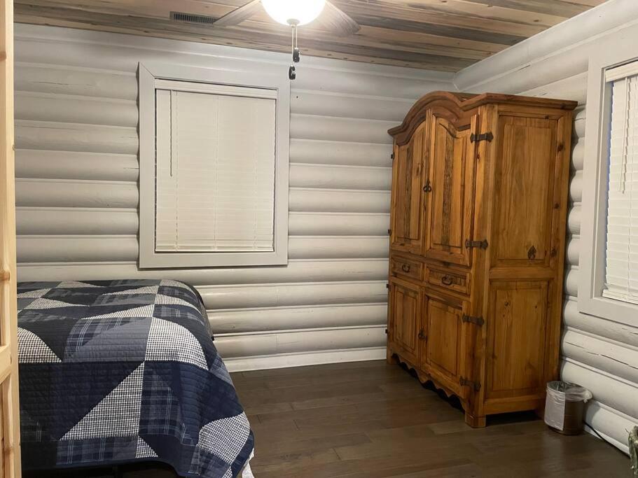 Creekside Hideaway - Real Log W/great Location Holiday home