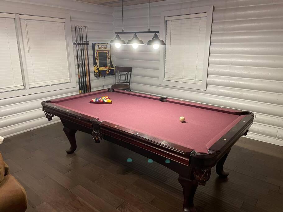 Creekside Hideaway - Real Log W/great Location Holiday home Pigeon Forge