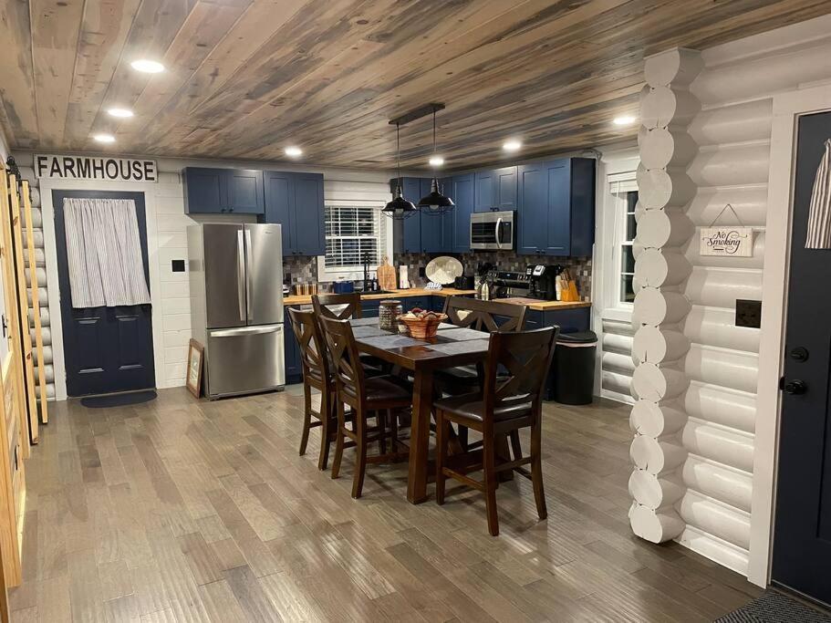 Holiday home Creekside Hideaway - Real Log W/great Location *