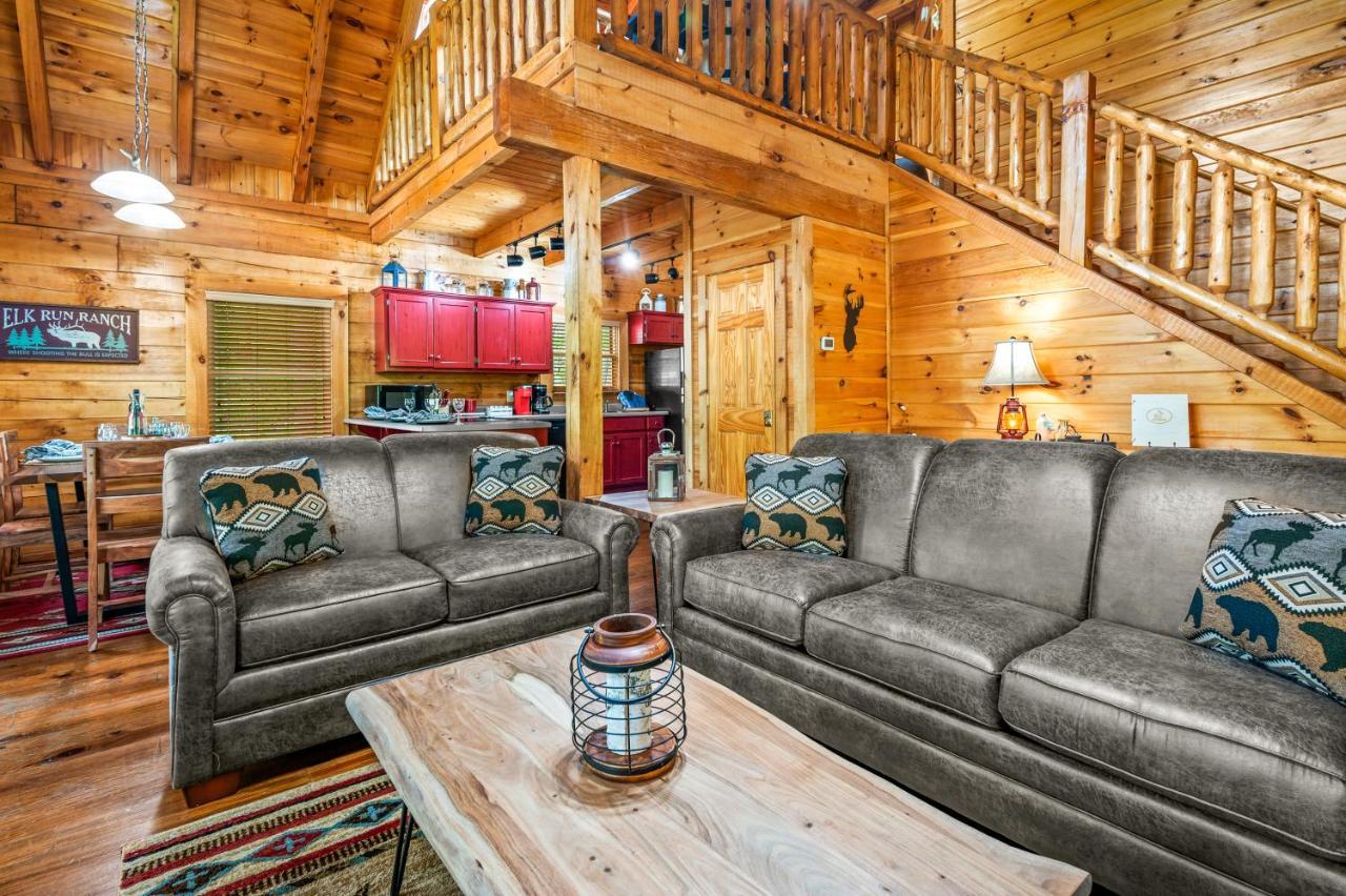 Charming Cabin W/ Hot Tub, Game Room, Location Pigeon Forge
