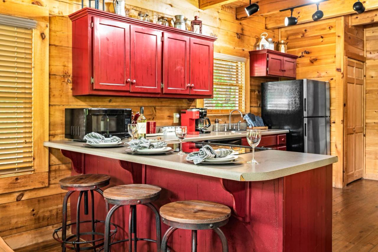 Charming Cabin W/ Hot Tub, Game Room, Location Pigeon Forge