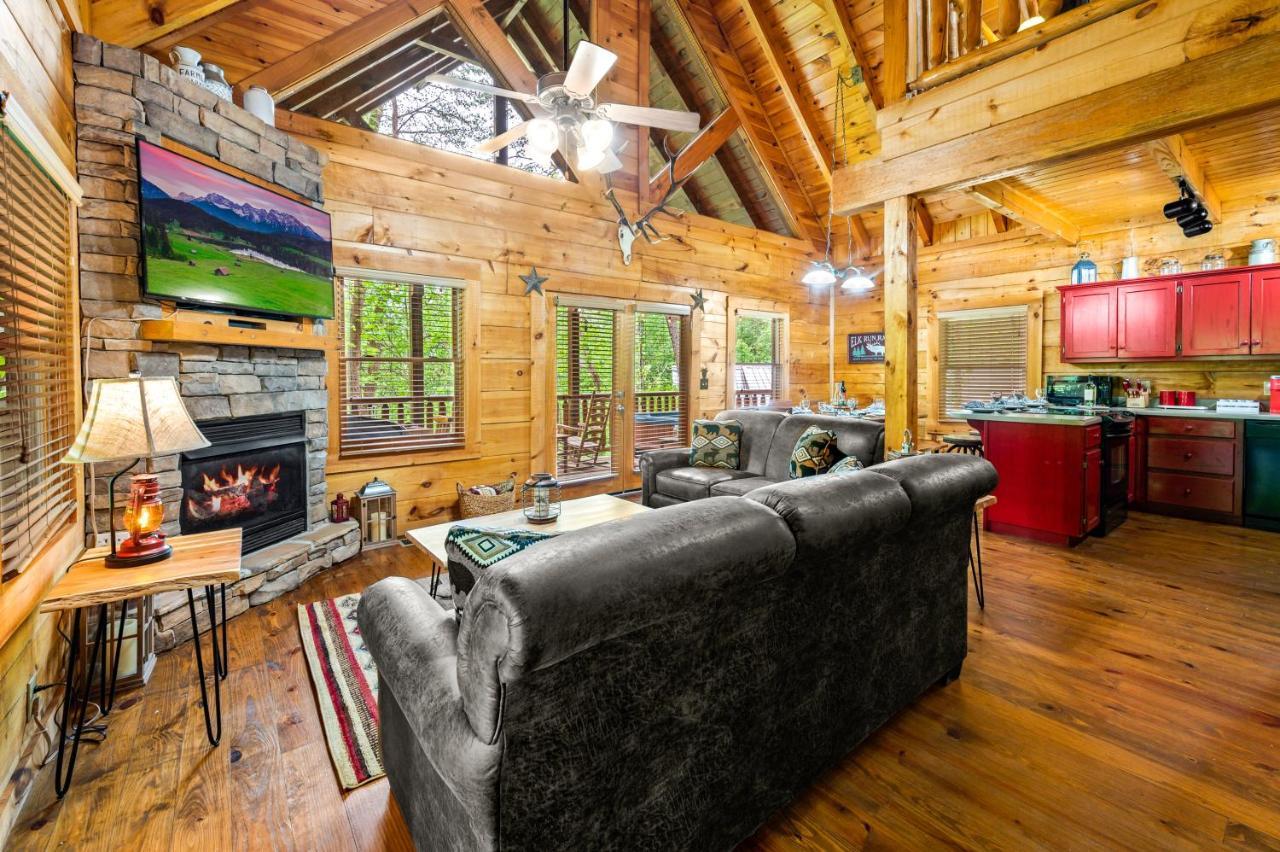 Charming Cabin W/ Hot Tub, Game Room, Location