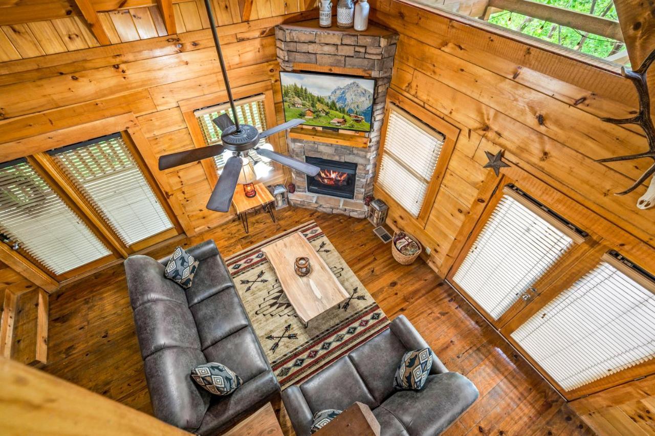 Charming Cabin W/ Hot Tub, Game Room, Location Pigeon Forge