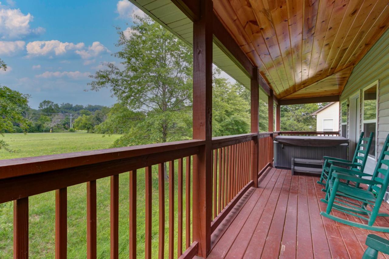 3 Master Bedrooms - Sleeps 10 - Location - Game - Hot Tub Pigeon Forge