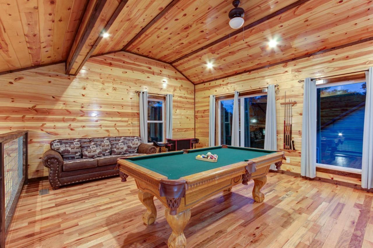 Chalet 3 Master Bedrooms - Sleeps 10 - Location - Game - Hot Tub Pigeon Forge