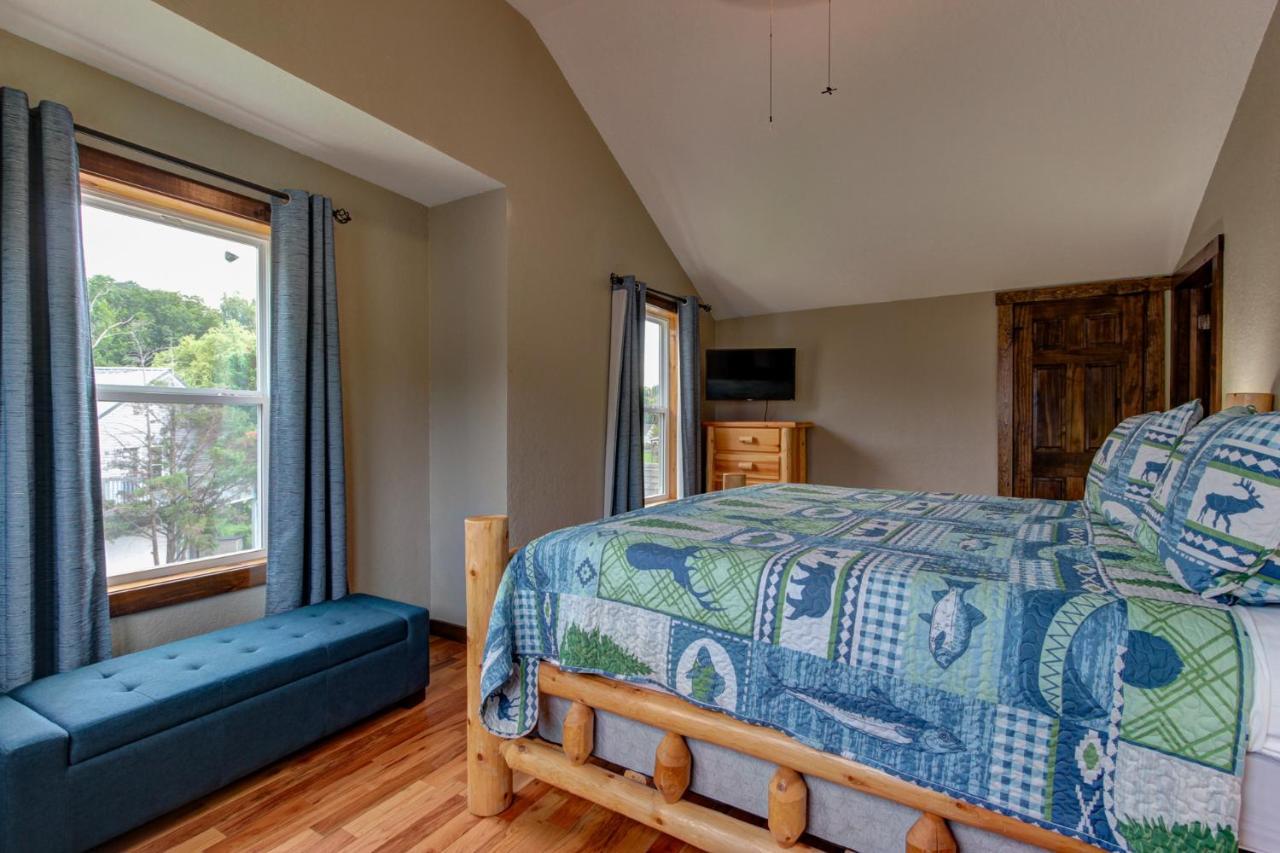 Chalet 3 Master Bedrooms - Sleeps 10 - Location - Game - Hot Tub